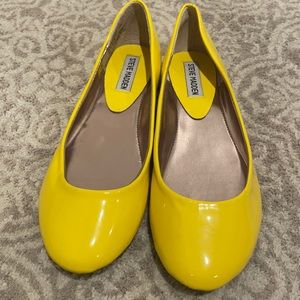 NEVER WORN. Lemon yellow ballet flat.